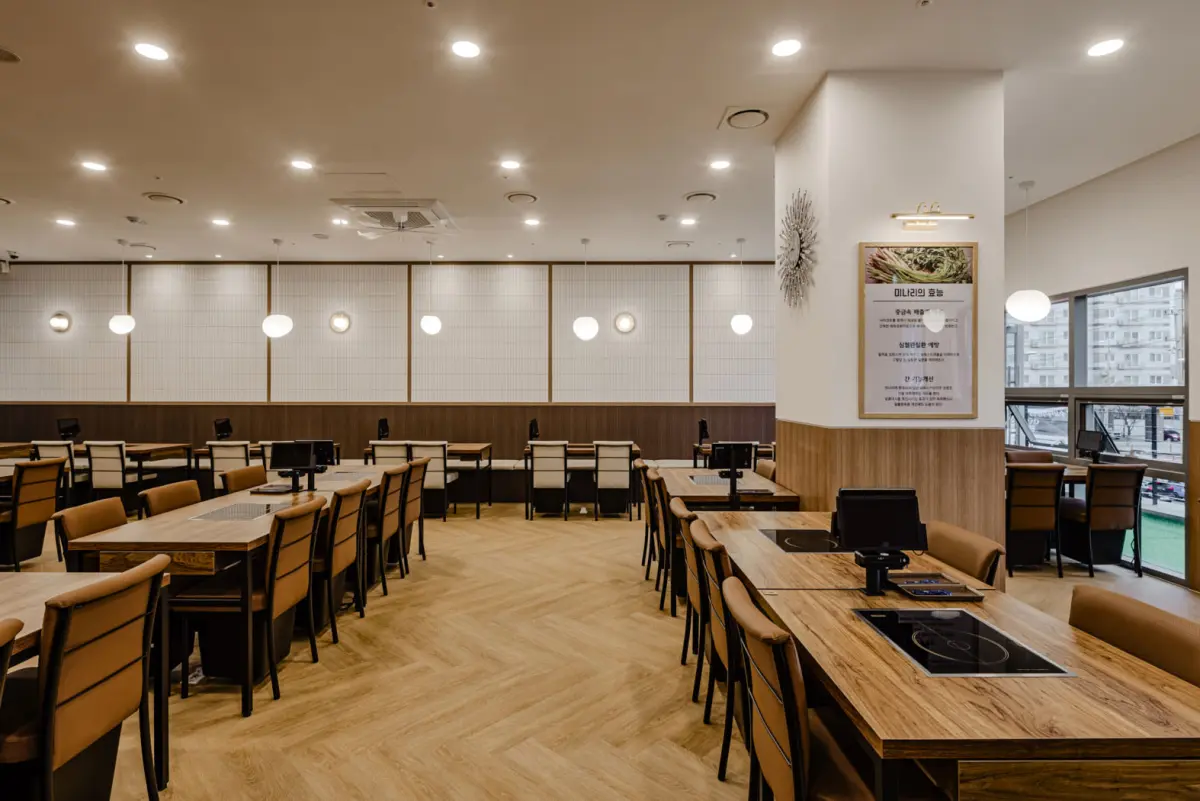 따뜻한 우드톤의 모던 샤브샤브 전문점 인테리어